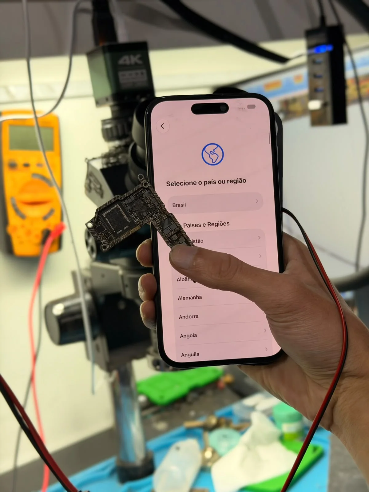 iPhone em teste após manutenção técnica