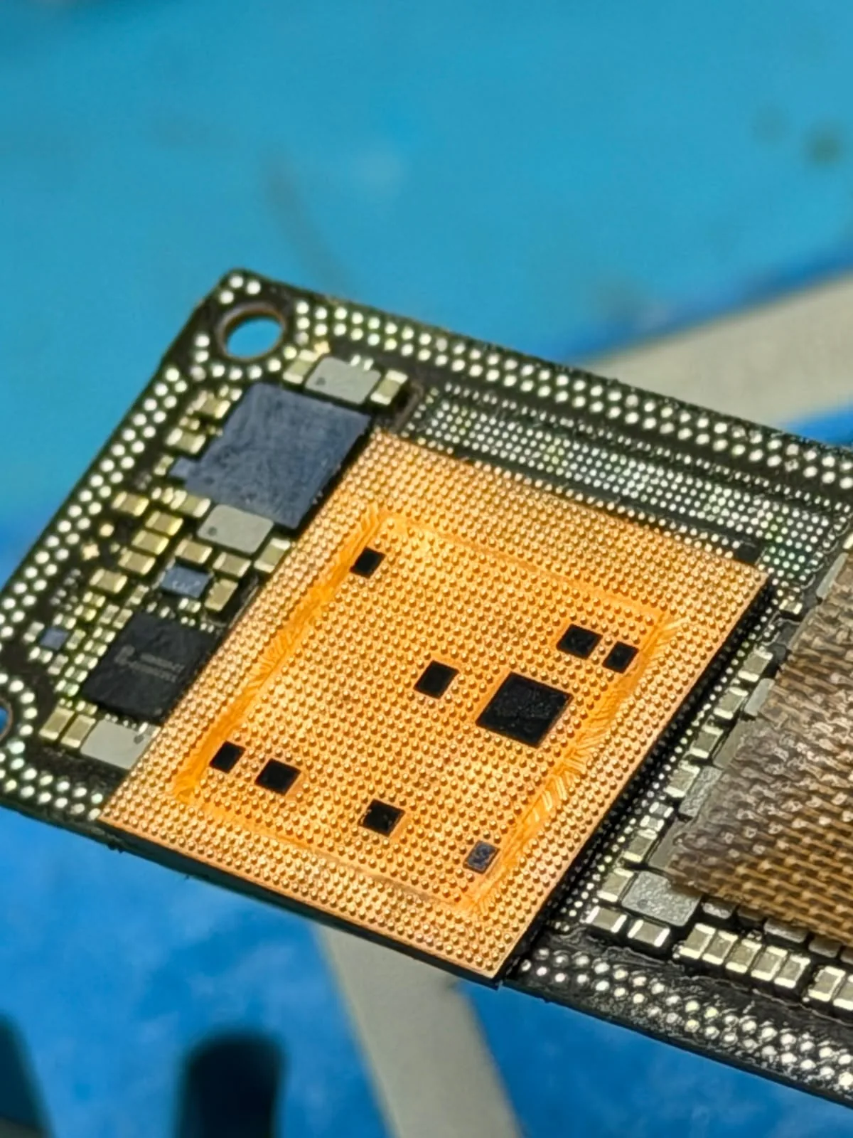 Detalhe de placa eletrônica durante reparo avançado