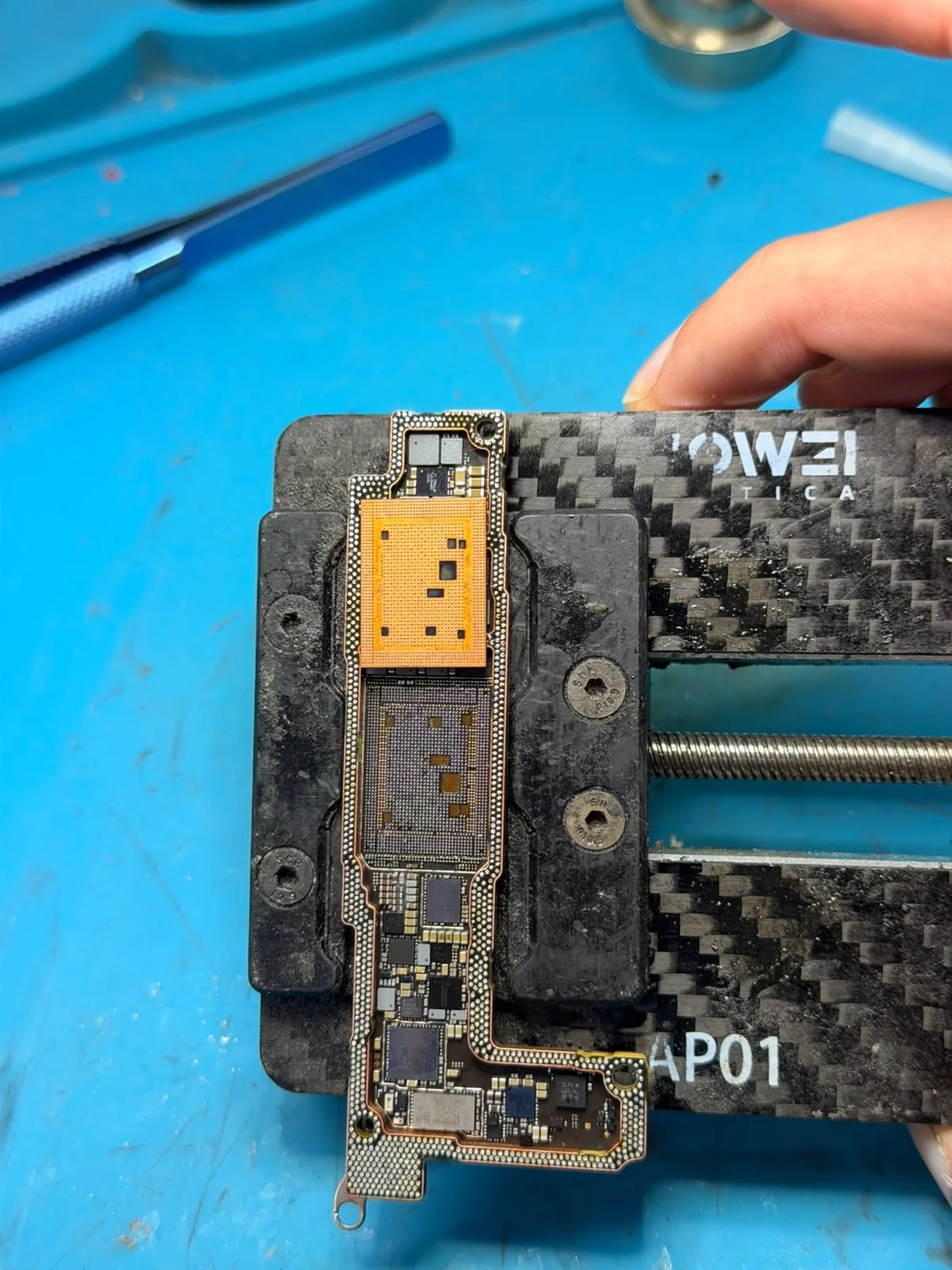 Placa de smartphone em processo de reparo avançado
